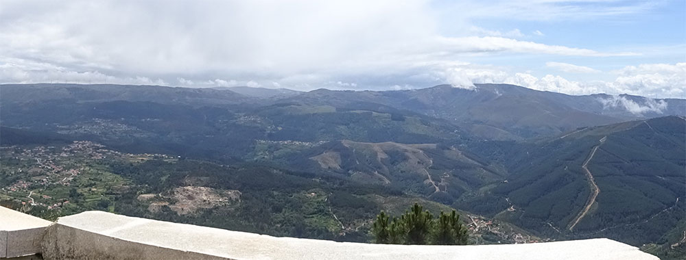 Die weite Landschaft am Monte Farinha