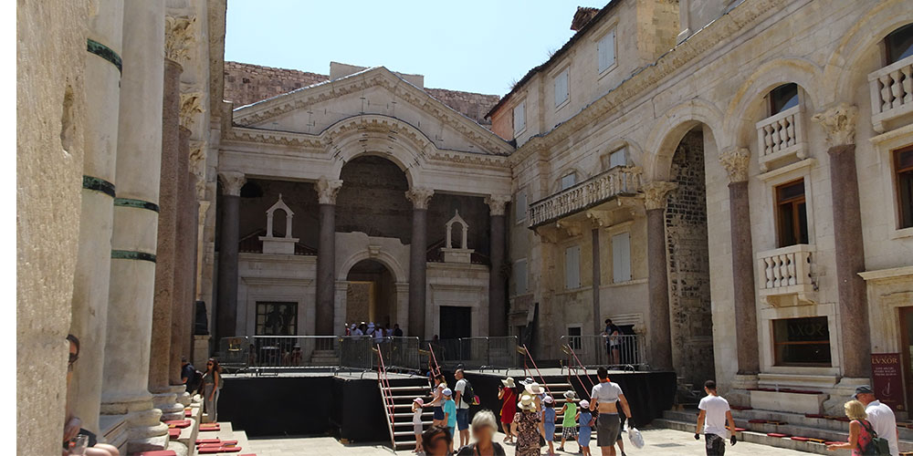 Der Innenhof vom Palast des Diocletianus, der Peristil