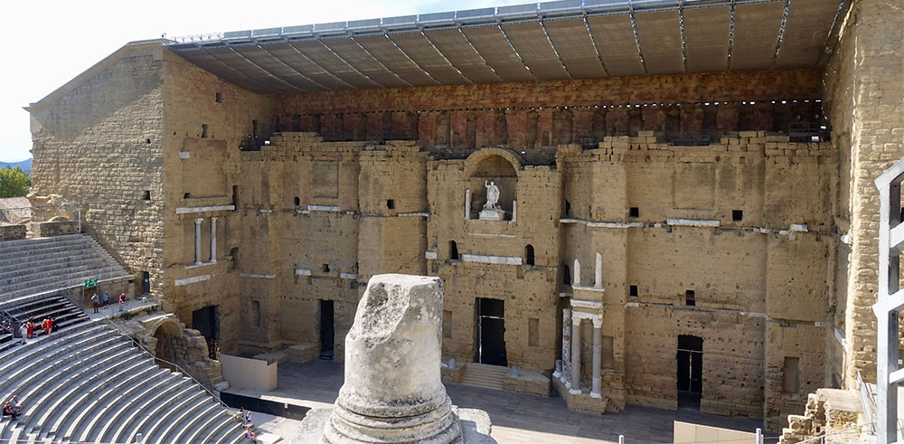 Das römische Theater in Orange mit dem Abbild von Kaiser Augustus