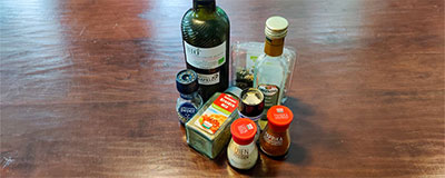 Olivenöl, Balsamico, Pfeffer, Salz und italienische Kräuter