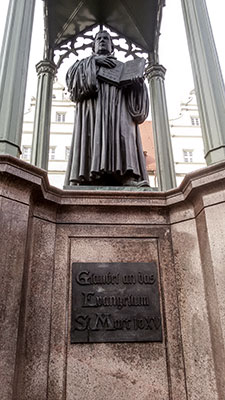 Martin Luther Denkmal vor dem Rathaus in Wittenberg