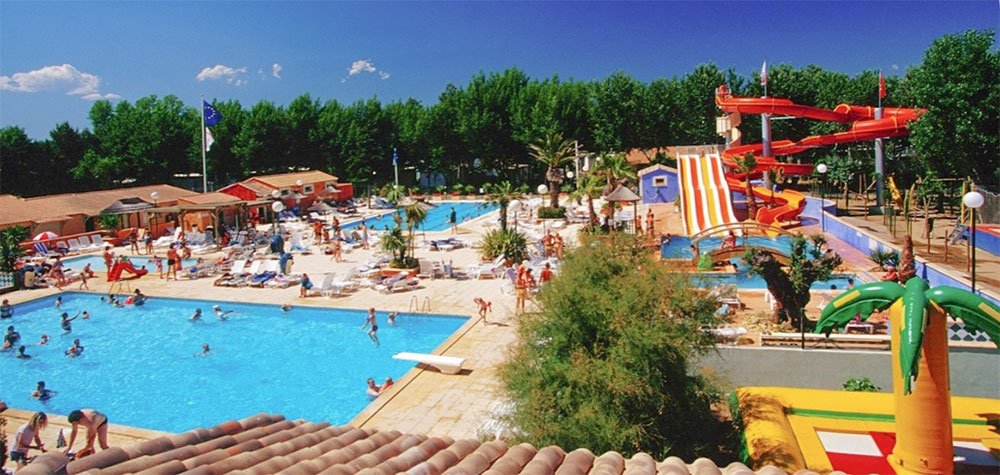 Großer Schwimmbadkomplex im Glampingpark Les Sablons im Languedoc