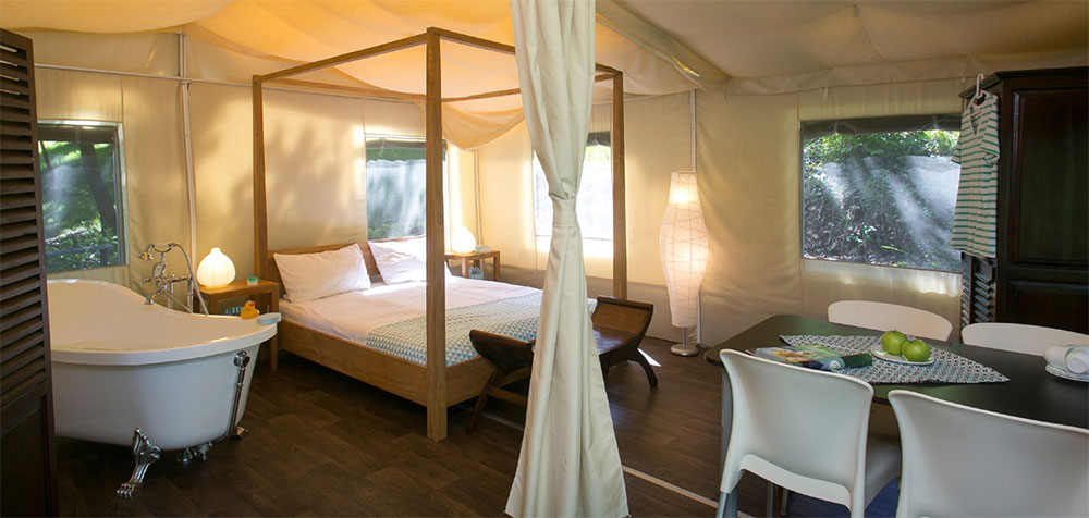 Lodgesuite mit Badewanne und Romantikbett – einfach himmlisch!