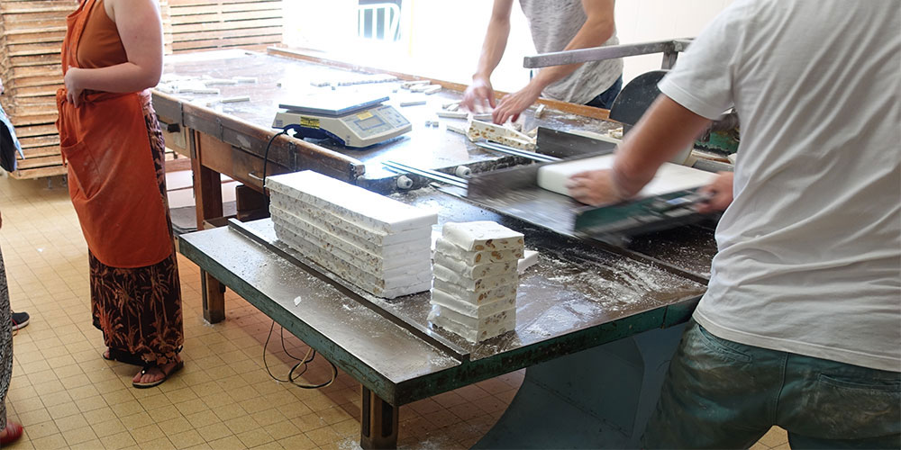 Nougat wird in Montélimar größtenteils von Hand produziert, geschnitten und verpackt