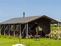 Zelthütte mit privater Dusche im Bauernhof