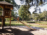 Flaasbloem Stellplatz mit Baumhaus