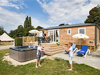 Lez-Eaux Mobilheim mit Whirlpool