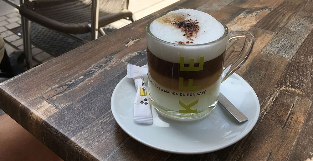 Café au Lait auf einer Barterrasse in Orange Café au Lait auf einer Barterrasse in Orange