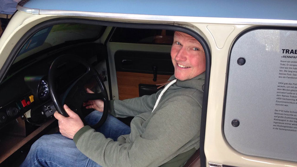 Der Autor am Steuer des Trabant, der im DDR Volksmund Rennpappe genannt wurde