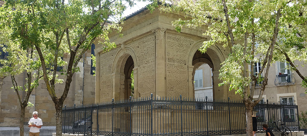 Monument Le Pendentif, 1548 aus Molassesteinen in Valence errichtet Monument Le Pendentif, 1548 aus Molassesteinen in Valence errichtet