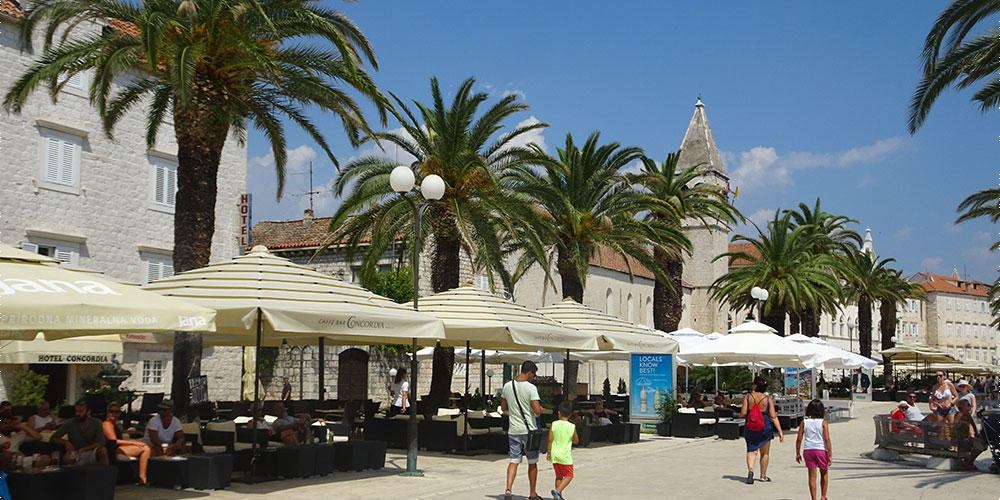 Eine reizvolle Stra&szlig;enszenerie in Trogir