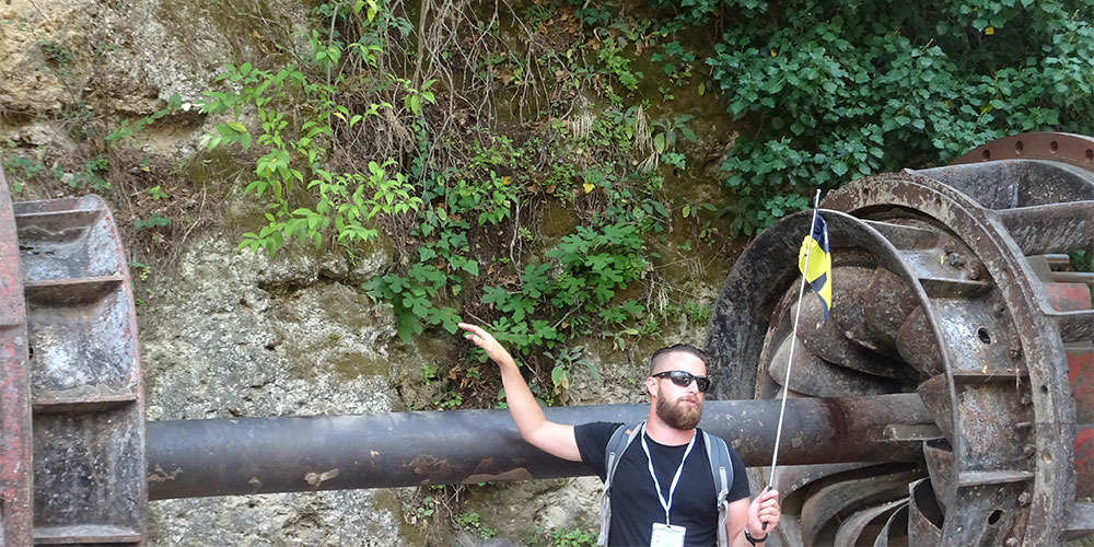 Der begeisterte Reiseführer informiert die Gäste über die historischen Turbinen Der begeisterte Reiseführer informiert die Gäste über die historischen Turbinen