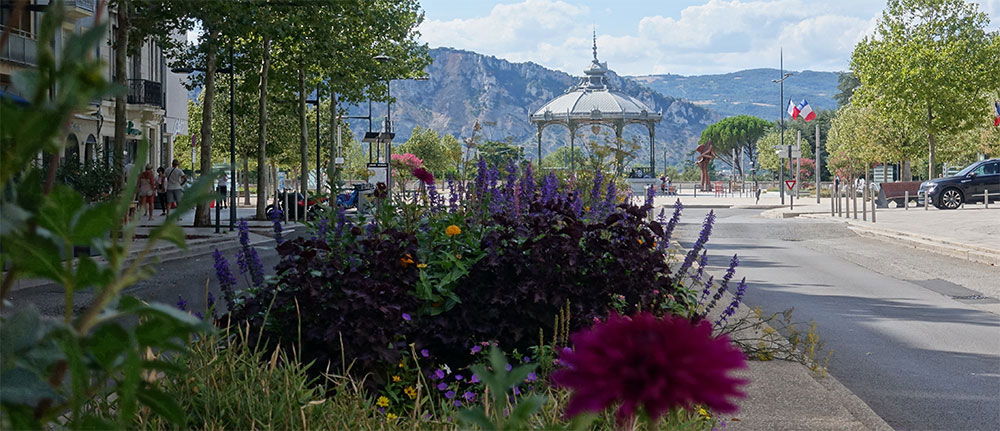 Entspannt in Valence Altstadtstraßen entdecken oder über Boulevards flanieren Entspannt in Valence Altstadtstraßen entdecken oder über Boulevards flanieren