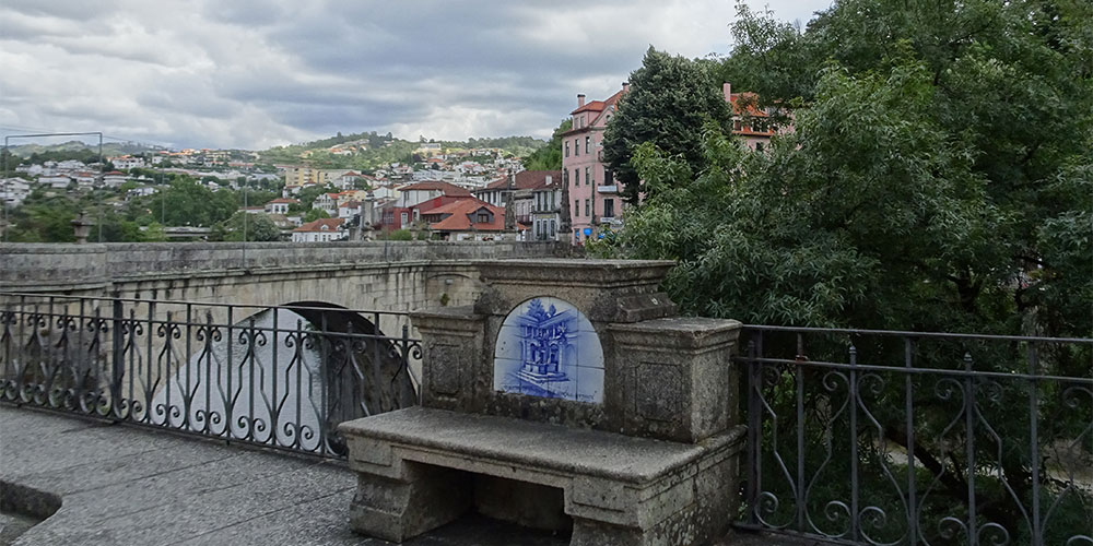 Die typischen Bänke mit blau-weißer Keramik Die typischen Bänke mit blau-weißer Keramik