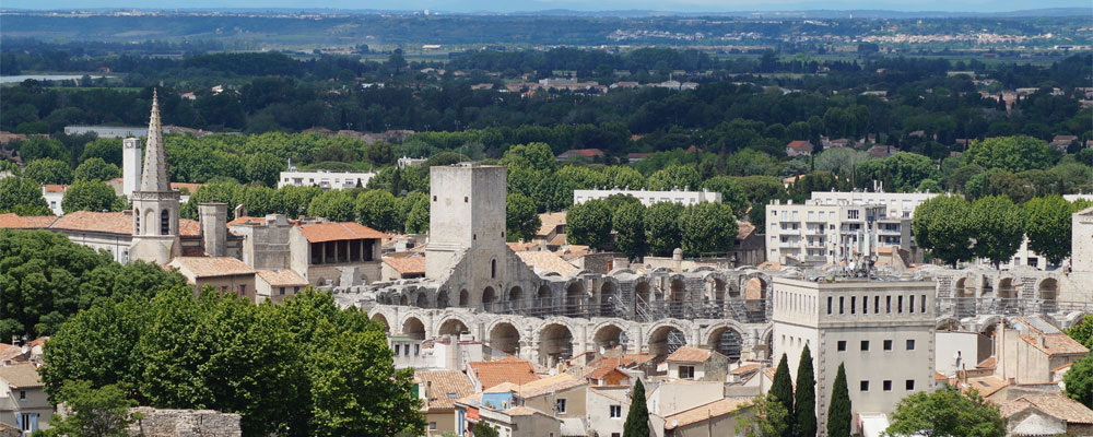 Den spektakulären Blick auf Arles und seine Umgebung Den spektakulären Blick auf Arles und seine Umgebung