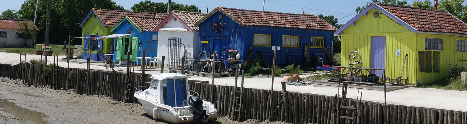 farbenfroh angemalten H&auml;uschen