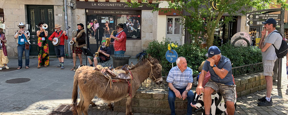 Quimper und mehrere Bands, von denen viele bretonische Musik darboten Quimper und mehrere Bands, von denen viele bretonische Musik darboten