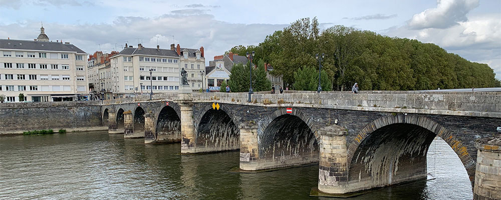 Spaziergang &uuml;ber die Maine in Angers