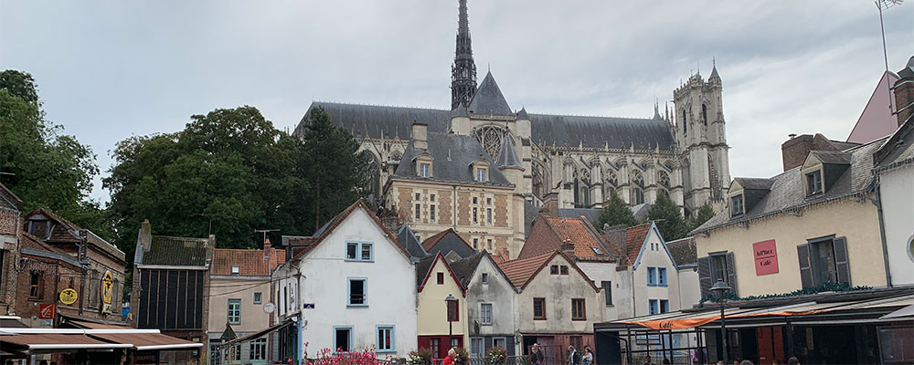 Place Place du Don warten die ältesten Häuser der Stadt