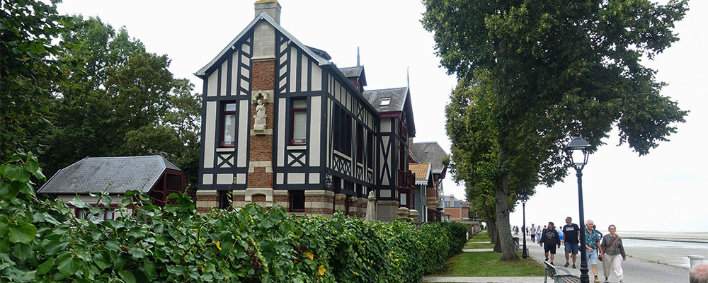 Der lange Boulevard wird von pr&auml;chtigen Villen ges&auml;umt