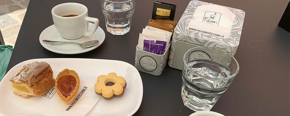 Kaffeepause auf dem Platz an der Biblioteca Planettiana mit italienischen K&ouml;stlichkeiten