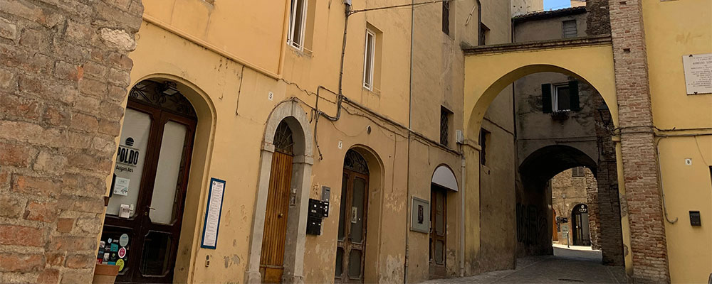 In die Altstadt von Jesi durch die Porta Garibaldi