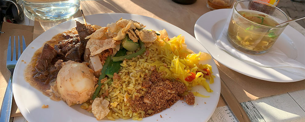 Indische Reistafel auf Camping La Garenne in der Region Ard&egrave;che