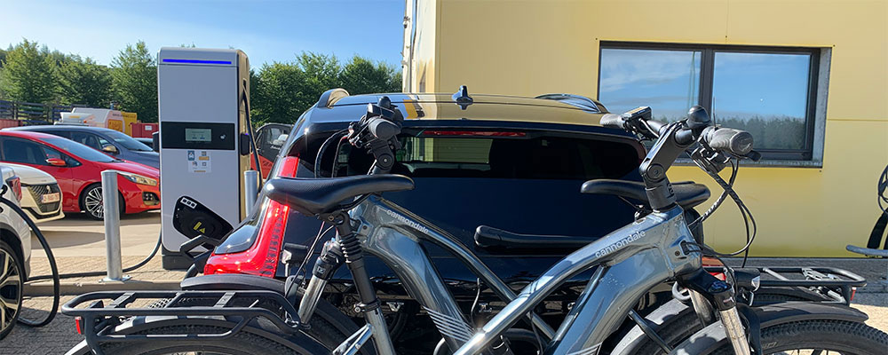 Mit E-Bikes und E-Auto auf Tour