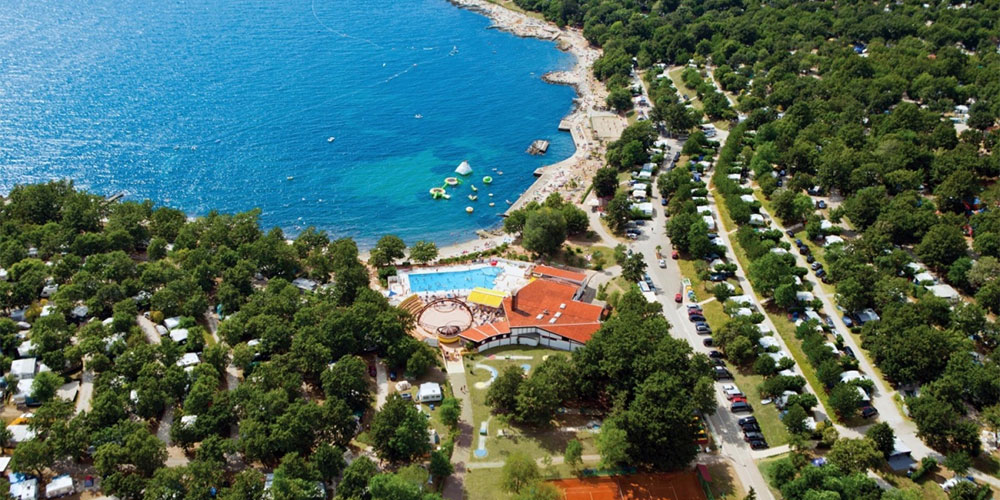 Bijela Uvala, ein gro&szlig;er Glampingpark, in dem sich &bdquo;Wasserratten&ldquo; so richtig wohlf&uuml;hlen