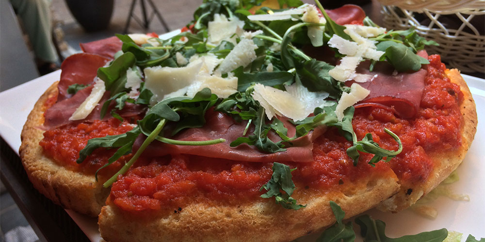 Pizza mit Bresaola Der Pizzaboden