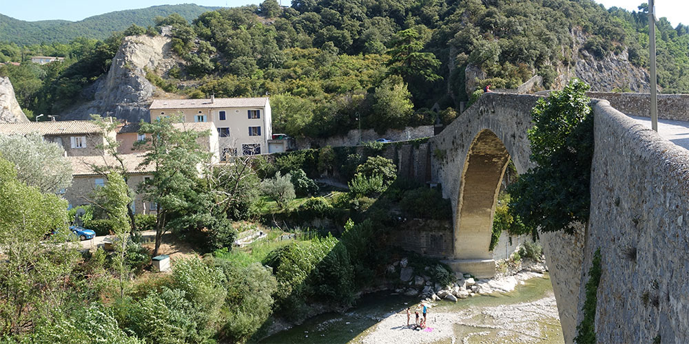 Ein Bummel am Flussufer durch kleine Gesch&auml;fte und zur &Ouml;lmanufaktur