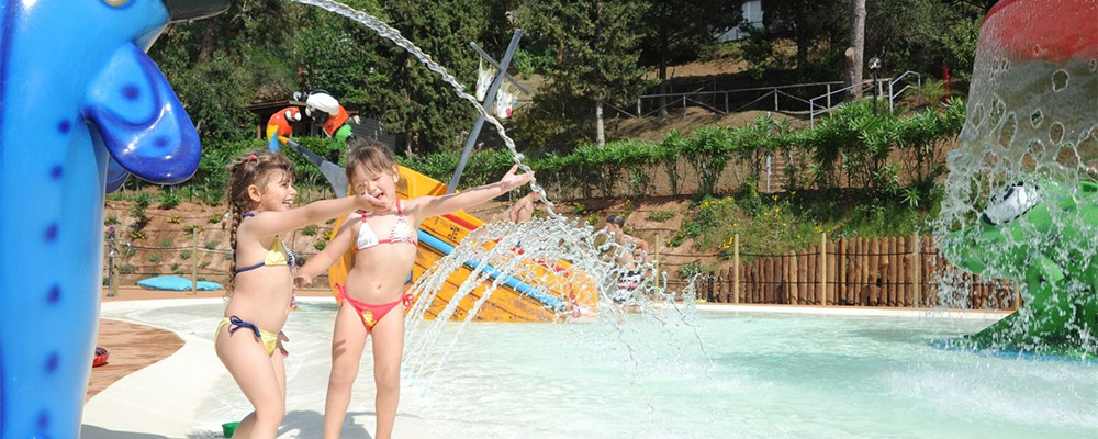 Auch mit Hund zu diesem Campingplatz Spielen Sie im Wasserspielplatz auf Rosselba