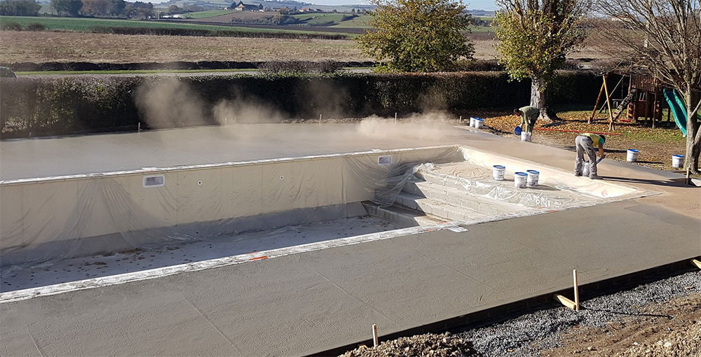 Zur Eröffnung der Campingsaison 2019 in Arbeit : der Pool auf Camping Les Gandins Zur Eröffnung der Campingsaison 2019 in Arbeit : der Pool auf Camping Les Gandins