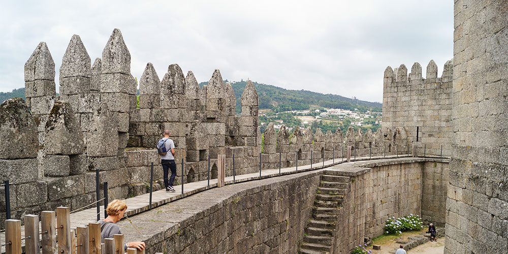 Wandern auf den Festungsmauern des Kastell von Guimarães Wandern auf den Festungsmauern des Kastell von Guimarães