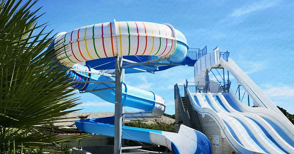 Schnell geht es hinunter, auf der neuen Rutsche auf Camping Domaine de la Dragonnière im Languedoc Schnell geht es hinunter, auf der neuen Rutsche auf Camping Domaine de la Dragonnière im Languedoc