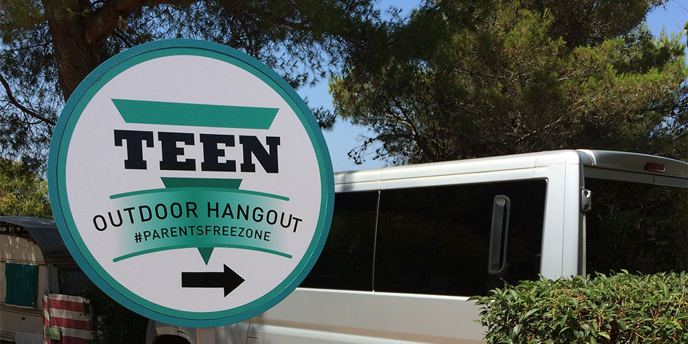 Teenager freuen sich &uuml;ber einen extra Treff